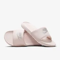  Chinelo Nik...